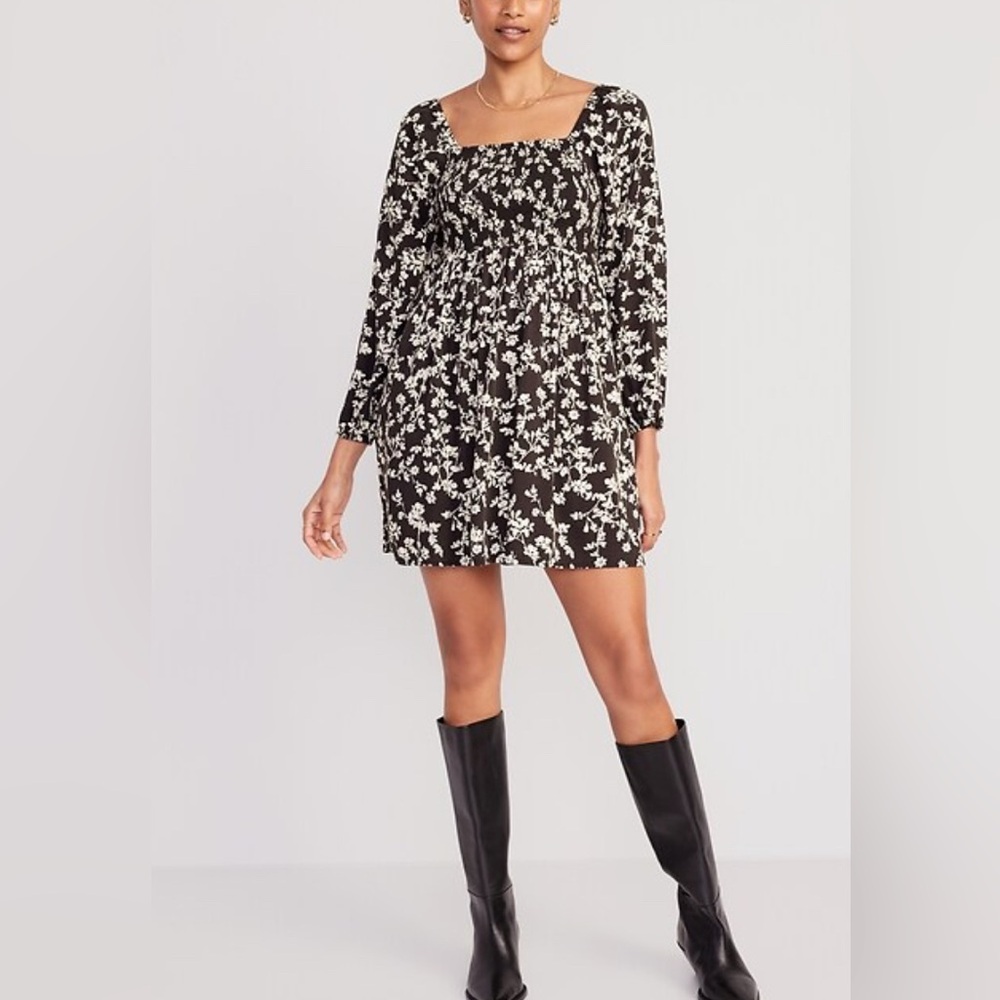 Old Navy Black and White Sheath Dress with Scoop Neck